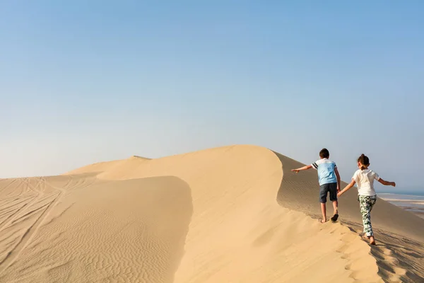 Kinderen plezier op woestijn — Stockfoto