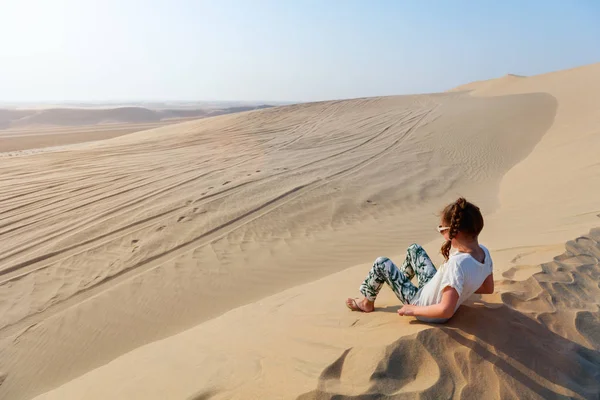 사막에서 재미 어린 소녀 — 스톡 사진