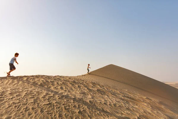 Kinderen plezier op woestijn — Stockfoto