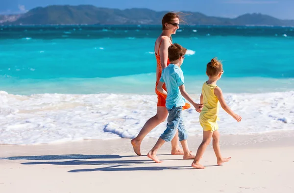 Moeder en kinderen op tropisch strand — Stockfoto