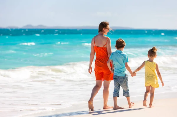 Mutter und Kinder am tropischen Strand — Stockfoto