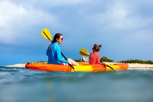 Family kayaking at tropical ocean — Stock Photo, Image