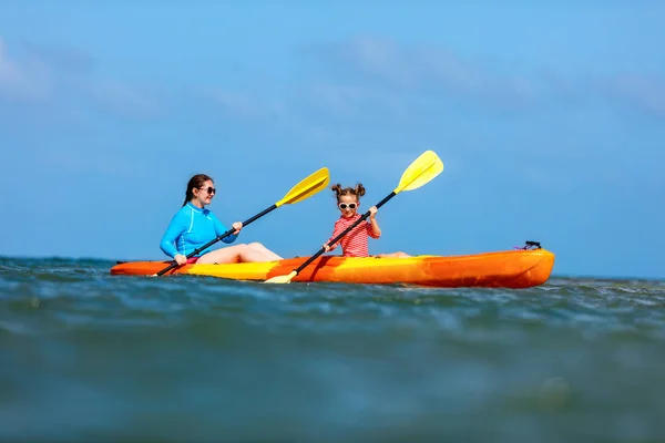 Kayak en famille à l'océan tropical — Photo