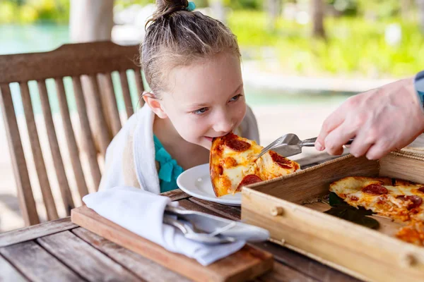 Little girl eating pizza — Stock Photo, Image