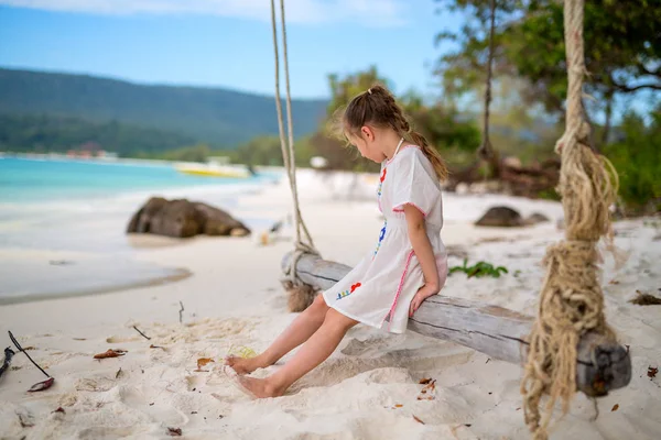 在海滩上的可爱小女孩 — 图库照片