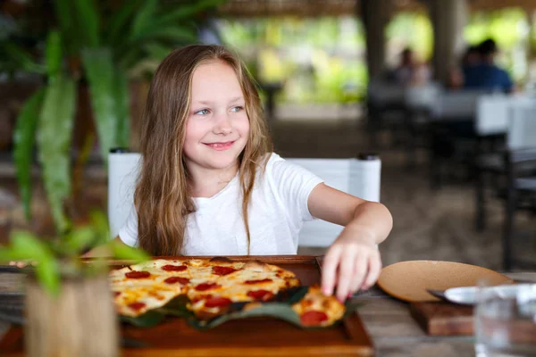 小女孩吃比萨 — 图库照片
