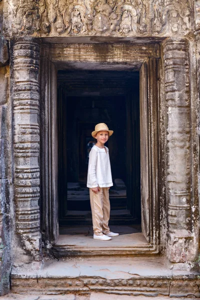 Flicka i Siem Reap tempel — Stockfoto