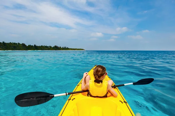 Little girl kayaking — Stock Photo, Image