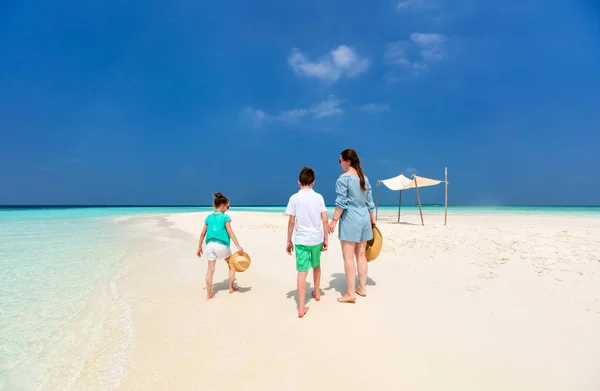 Mãe e crianças na praia tropical — Fotografia de Stock