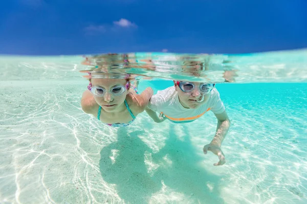 Tropikal bir okyanusta yüzmeye çocuklar — Stok fotoğraf