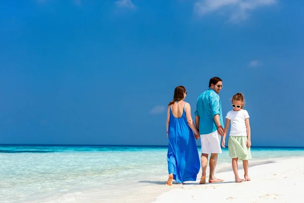 Famille en vacances à la plage tropicale — Photo