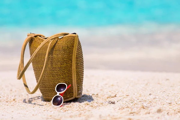 Straw bag and sun glasses — Stock Photo, Image