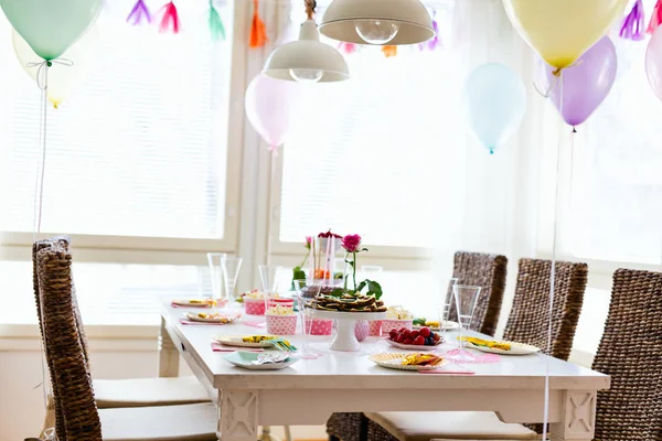 Tisch für Geburtstagsfeier — Stockfoto