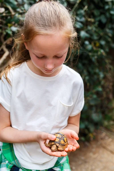 Schattig meisje houden baby schildpad — Stockfoto
