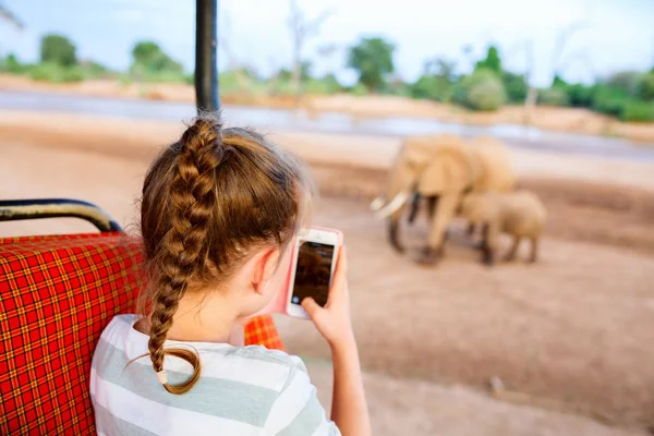 Liten flicka på safari — Stockfoto