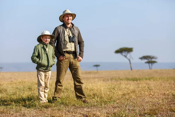 Otec a dítě na africké safari — Stock fotografie