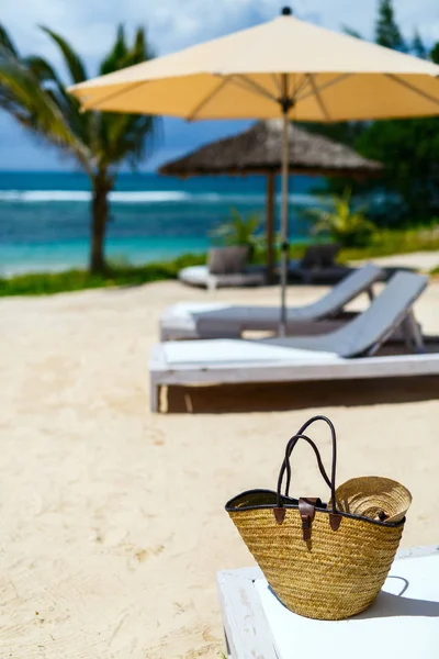 Slaměná taška na tropické pláži — Stock fotografie