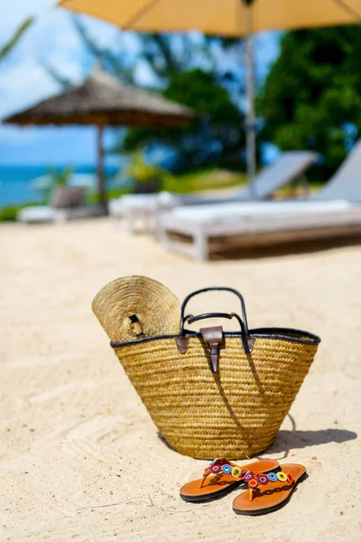 Αχυρένια τσάντα σε μια τροπική παραλία — Φωτογραφία Αρχείου