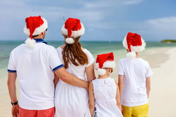 Rodzina obchodzi Boże Narodzenie na plaży — Zdjęcie stockowe