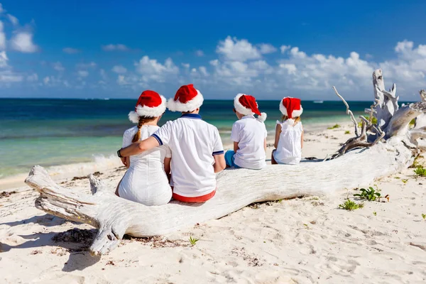 Famiglia che festeggia il Natale in spiaggia — Foto Stock