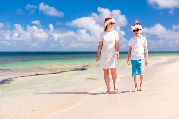 크리스마스에 해변에서 가족 — 스톡 사진