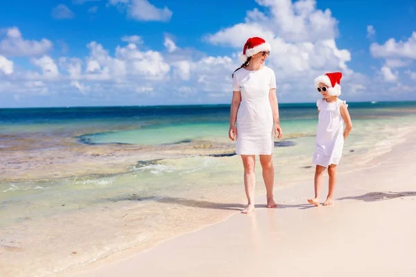 Family at beach on Christmas — Stock Photo, Image