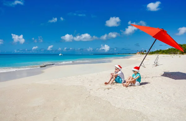 Enfants à la plage à Noël — Photo