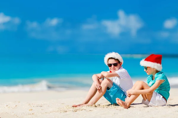 Niños en la playa en Navidad — Foto de Stock