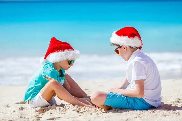 Kids op strand op Kerstmis — Stockfoto