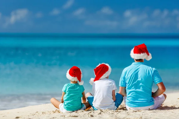 Padre con bambini in spiaggia a Natale — Foto Stock