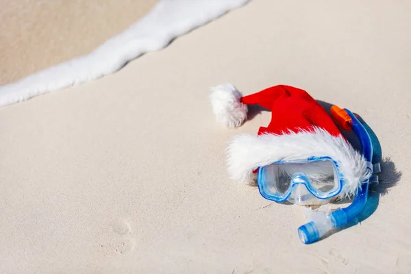 Attrezzature per lo snorkeling e cappello di Babbo Natale — Foto Stock