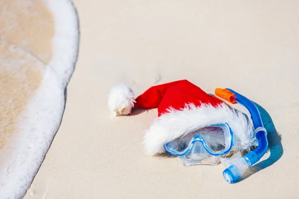 Attrezzature per lo snorkeling e cappello di Babbo Natale — Foto Stock