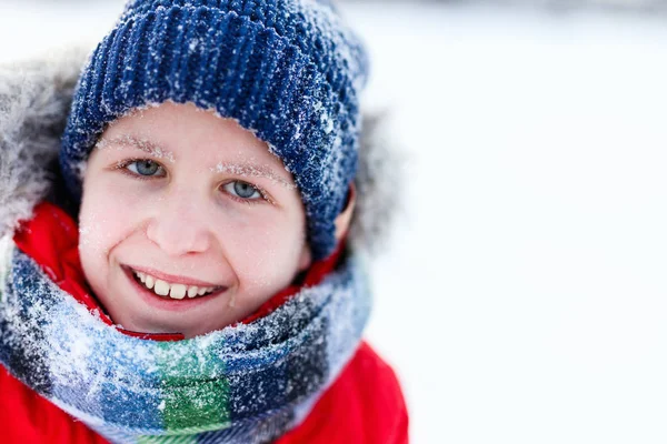 Netter Junge im Winter im Freien — Stockfoto