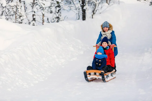 Madre e bambini all'aperto in inverno — Foto Stock