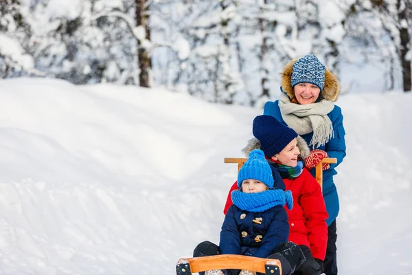 Madre e bambini all'aperto in inverno — Foto Stock