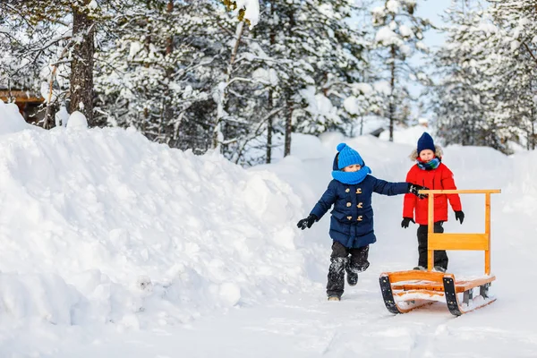 Kinderen buiten op winter — Stockfoto