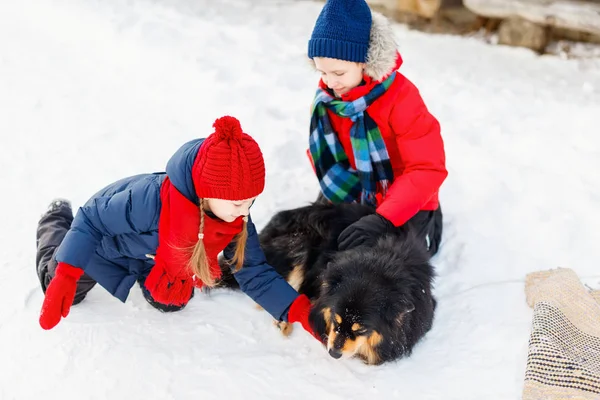 Bambini all'aperto in inverno — Foto Stock