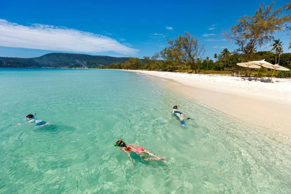 Mor och barn snorkling — Stockfoto