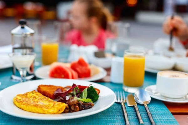 Leckeres Frühstück mit Omelett — Stockfoto