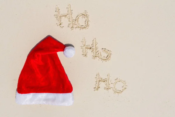 Cappello di Babbo Natale su sabbia bianca — Foto Stock