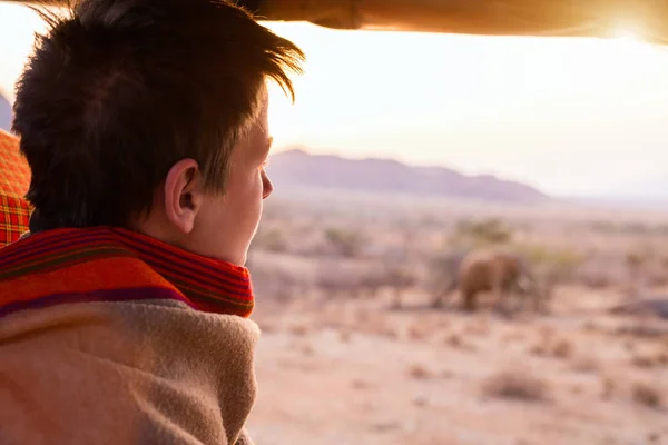 Tonårspojke på safari — Stockfoto