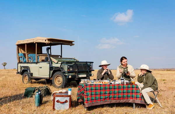 Śniadanie rodziny safari — Zdjęcie stockowe