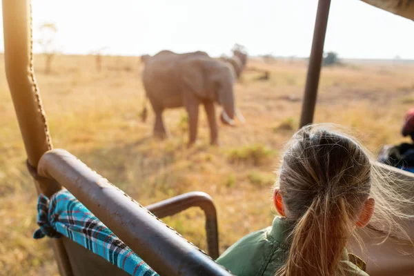 Dziewczynka na safari — Zdjęcie stockowe