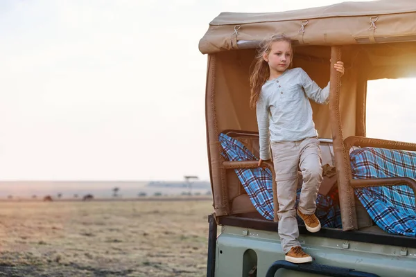 Маленька дівчинка на сафарі — стокове фото