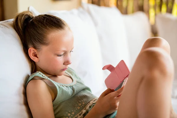 Menina brincando no dispositivo móvel — Fotografia de Stock