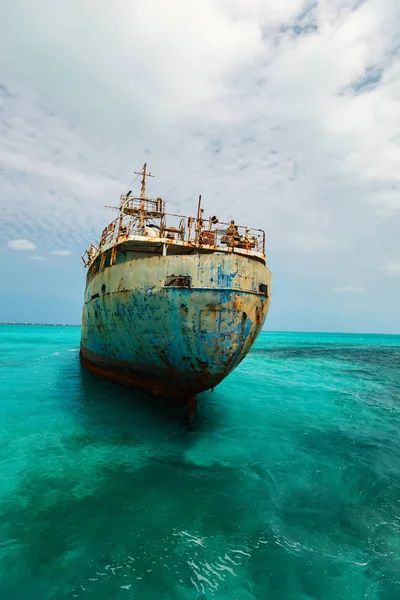 Velho naufrágio do navio — Fotografia de Stock