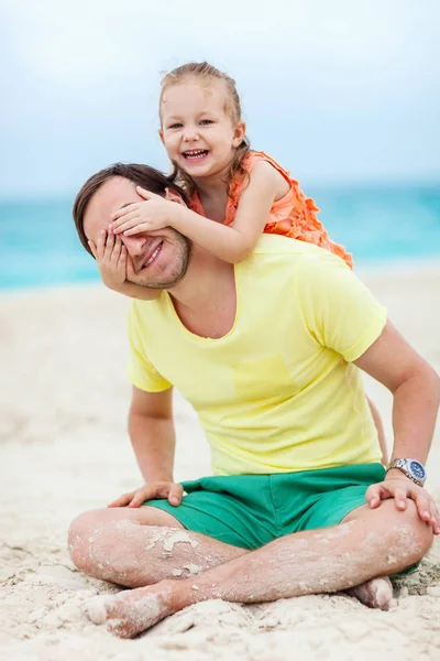 Ojciec i córka na plaży — Zdjęcie stockowe