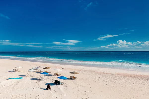 Tropisch strand met parasols — Stockfoto