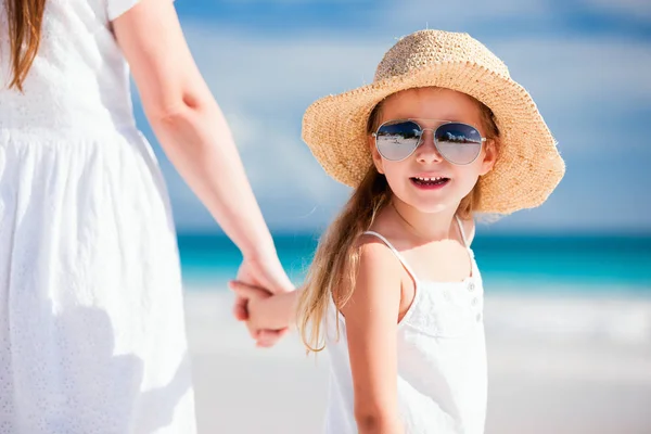 Moeder en dochter op strand — Stockfoto