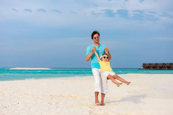 Vader en dochter op strand — Stockfoto